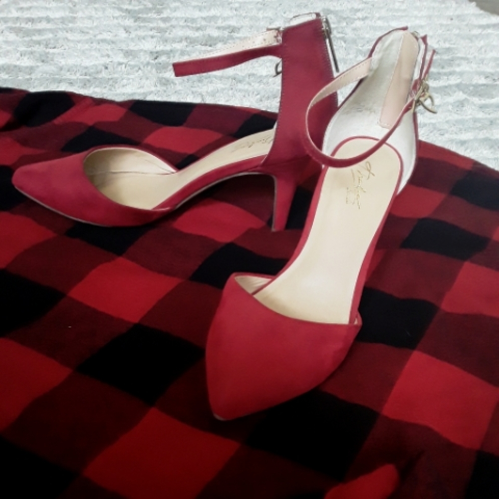 Thalía Sodi red high heels. 7M in women's.